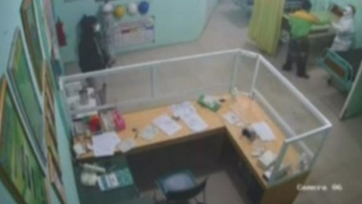 Setelah Viral Menyerang dan Aniaya Perawat, Pemuda di Garut Minta Maaf
            - galeri foto