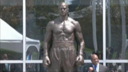 Patung Petinju Dunia Evander Holyfield Diresmikan di Atlanta Amerika Serikat
