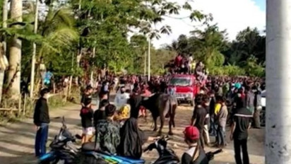 Langgar Prokes, Polisi Bubarkan Pesta Adat