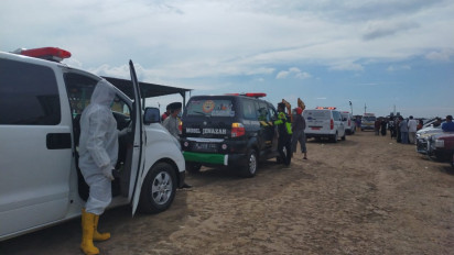 Foto: Ambulans Terus Berdatangan ke TPU Rorotan Cilincing