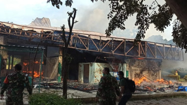 Foto: Kebakaran di Kawasan Industri Pulogadung, Dinas Gulkarmat Kerahkan Tujuh Pemadam
