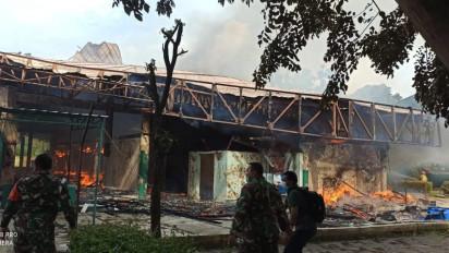 Foto: Kebakaran di Kawasan Industri Pulogadung, Dinas Gulkarmat Kerahkan Tujuh Pemadam