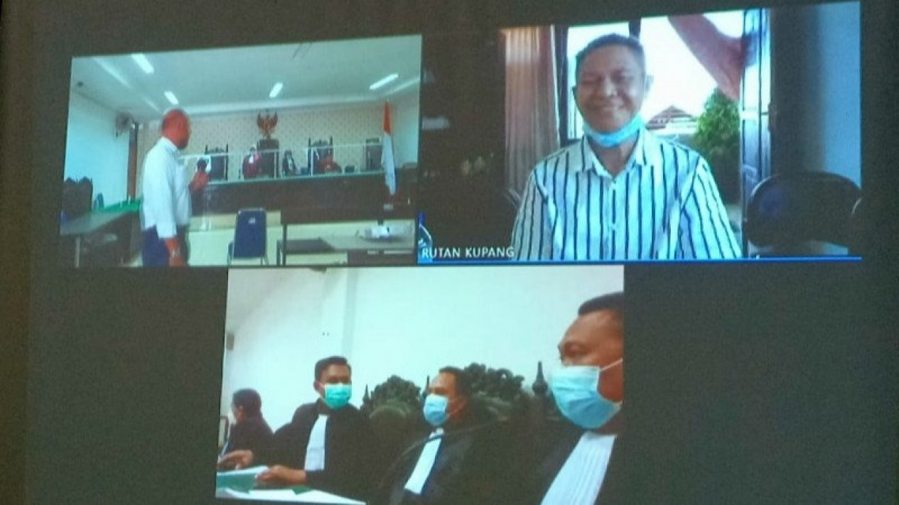 Mantan Bupati Manggarai Barat Agustinus Ch Dulla Divonis 7 Tahun Penjara
            - galeri foto