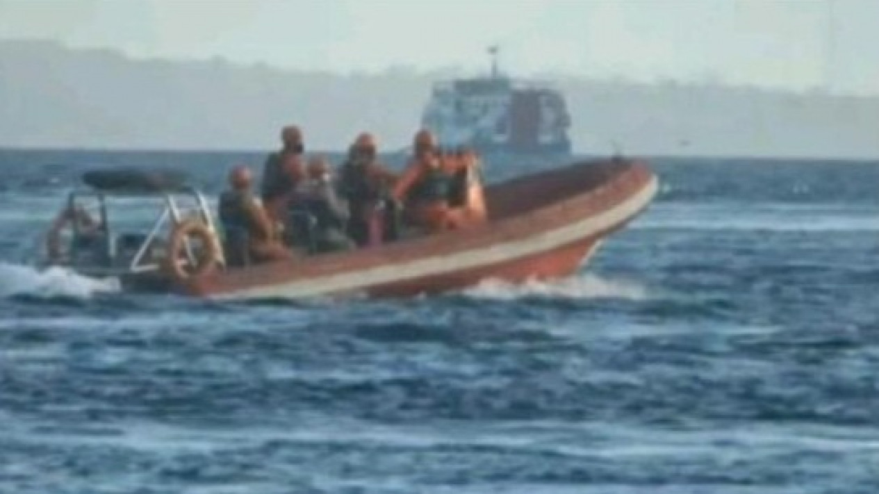 Area Pencarian Korban KMP Yunicee Diperluas
            - galeri foto