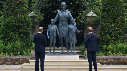 Pangeran William dan Harry Resmikan Patung Putri Diana di Kensington