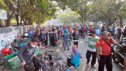 Pedagang di Pasar Klitikan Solo Dibubarkan Petugas