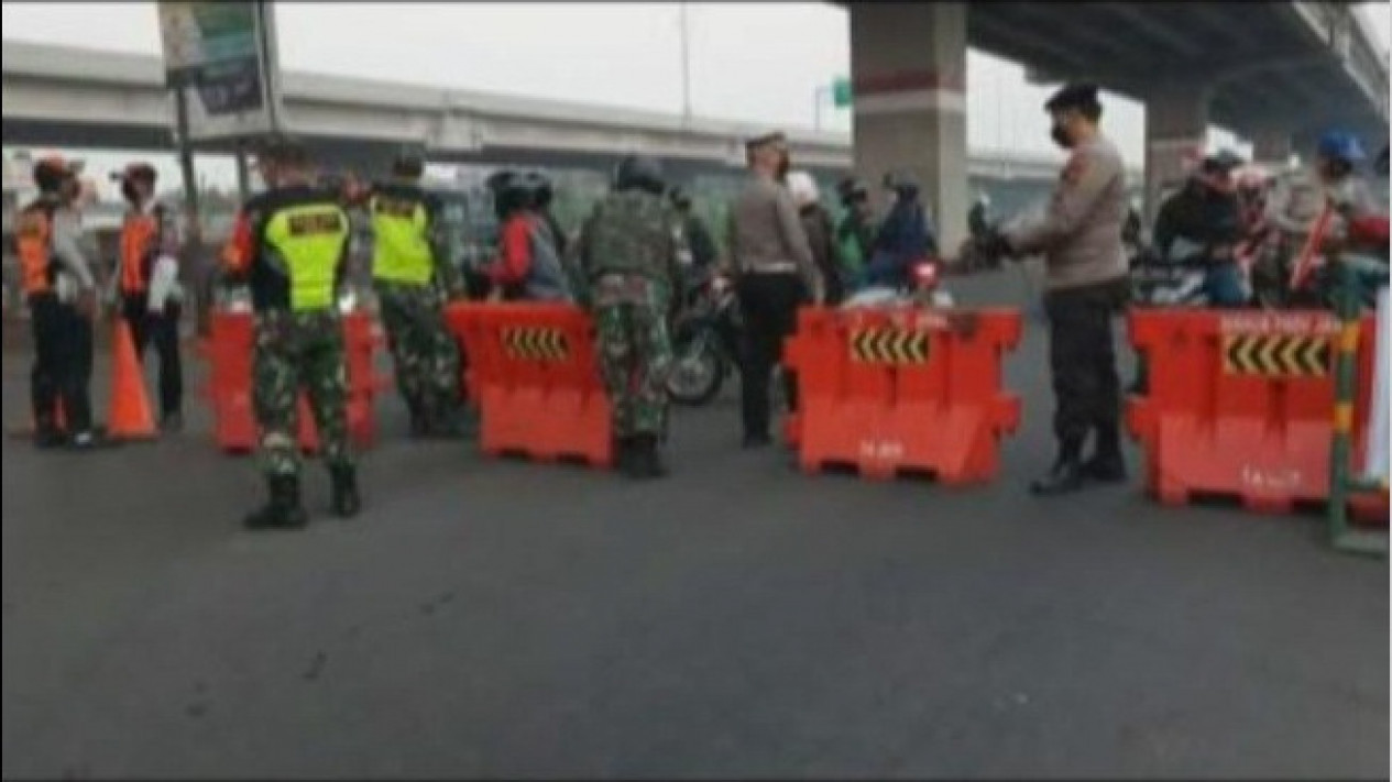 Aparat Gabungan Jaga Pos Penyekatan PPKM Darurat di Kalimalang
            - galeri foto