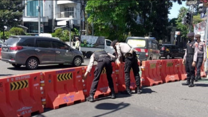 Petugas Buka Tutup Perbatasan antara Kota Bandung dan Kota Cimahi
