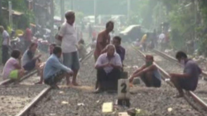 Tak Mau Tertular Covid-19, Warga Petamburan Berjemur di Rel Kereta Api