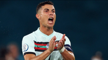 Cristiano Ronaldo Sabet Sepatu Emas Usai Jadi Top Skor di Euro 2020