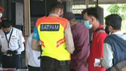 Petugas Periksa STRP Penumpang Commuter Line di Stasiun Manggarai