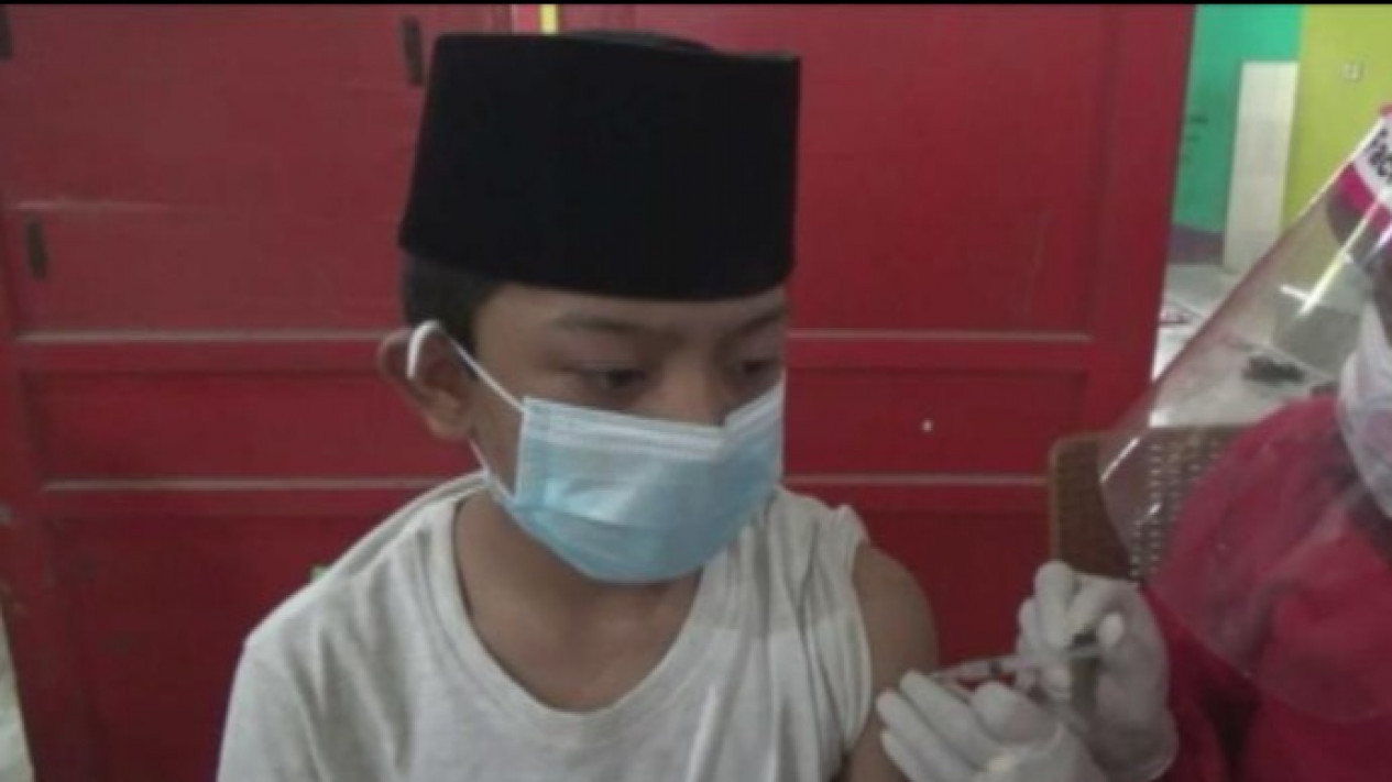 Santri Pondok Pesantren Al-Aqobah Jombang Mulai Divaksin
            - galeri foto