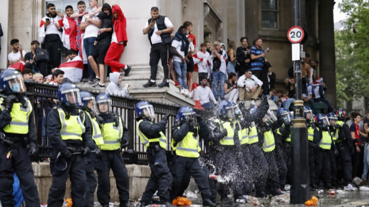 Sebanyak 86 Orang Ditangkap Saat Final Euro 2020 di London
            - galeri foto