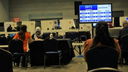 204 Petugas  Vaksinasi Shah Alam Malaysia Positif COVID-19