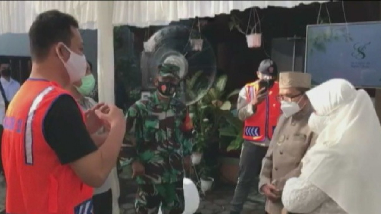 Pembubaran Hajatan Di Kudus Diwarnai Adu Mulut
            - galeri foto