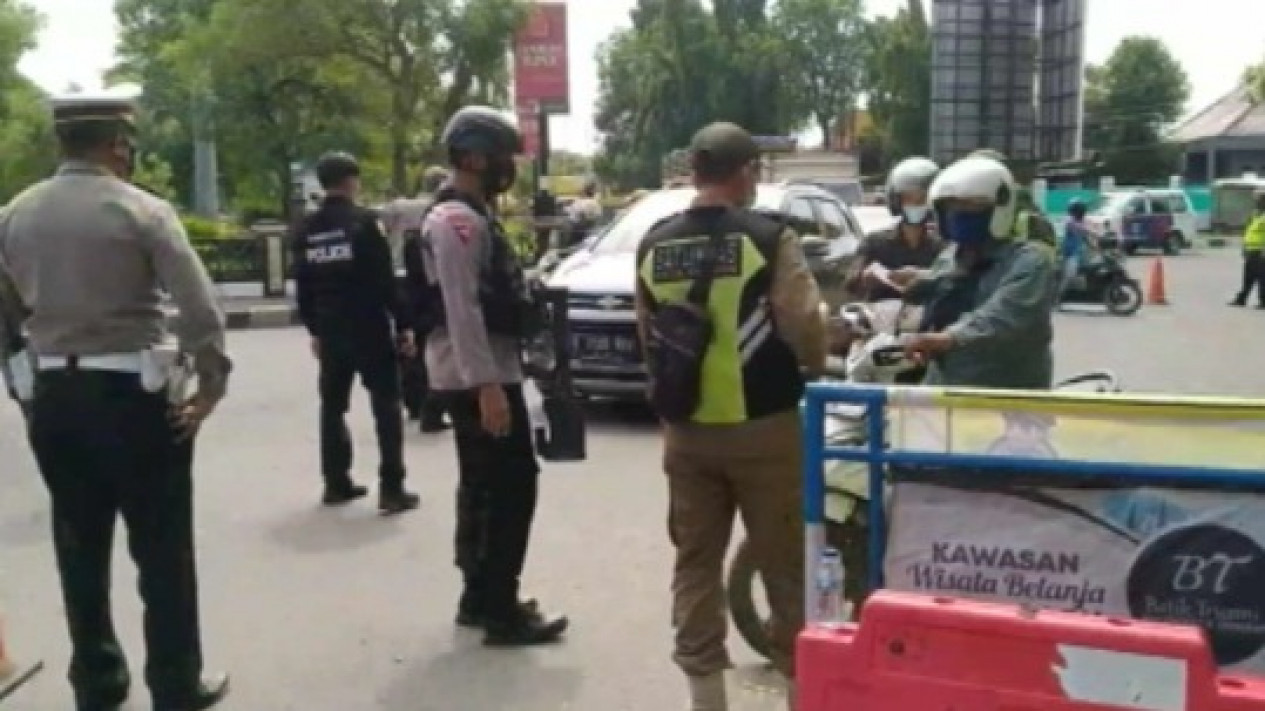 Tak Tunjukan Surat Vaksin, Kendaraan Diputar Balik
            - galeri foto