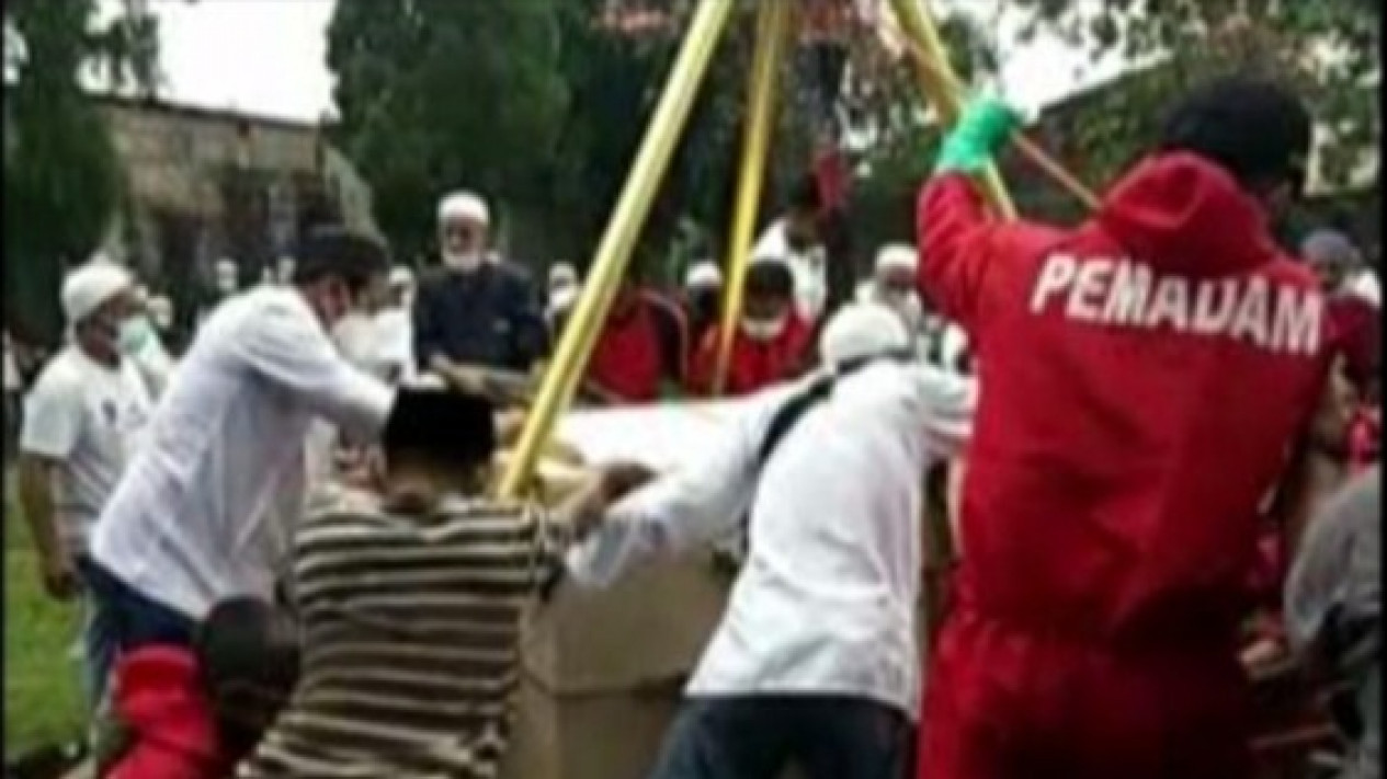 Petugas Gulkarmat Turun Tangan Makamkan Jenazah Seberat 300 Kilogram
            - galeri foto
