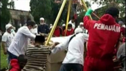 Petugas Gulkarmat Turun Tangan Makamkan Jenazah Seberat 300 Kilogram