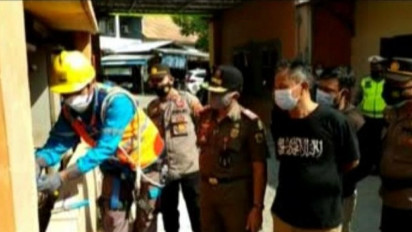 Cegah Beroperasi saat PPKM Darurat, Petugas Putus Aliran Listrik 50 Tempat Karaoke di Pati
