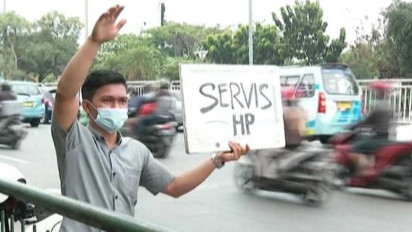 Imbas PPKM Darurat, Penyedia Perbaikan Ponsel Tawarkan Jasanya di Pinggir Jalan