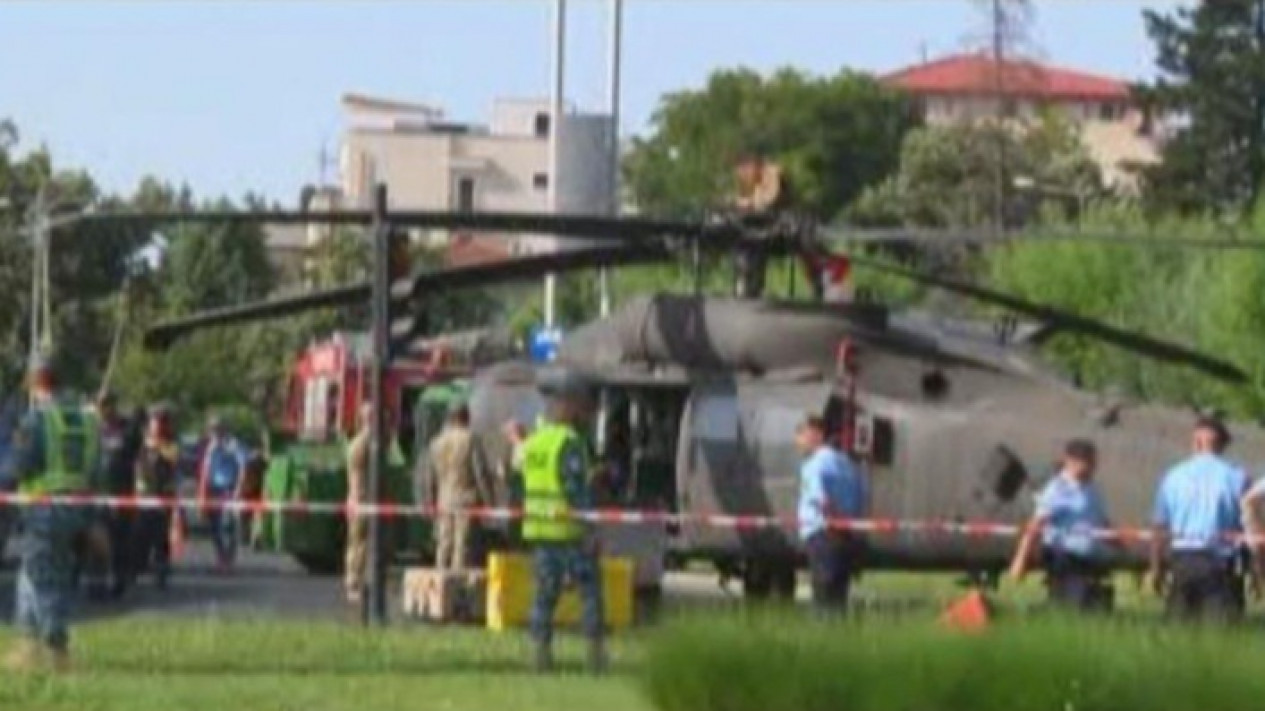 Helikopter Black Hawk Militer AS Mendarat Darurat
            - galeri foto