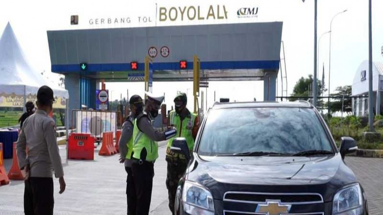 Puluhan Kendaraan Di Putar Balik di Toll Boyolali
            - galeri foto