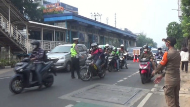Penumpukan Kendaraan Masih Terjadi di Lokasi Penyekatan Mampang