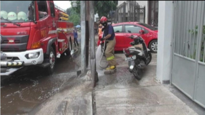 Petugas Damkar Bersihkan Trotoar Bekas Penjualan Hewan kurban