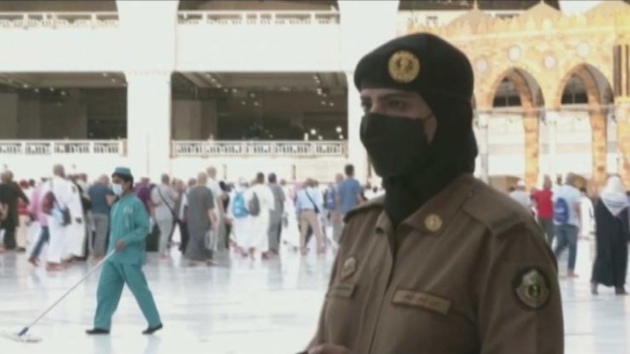 Haji Tahun Ini Ada Askar Wanita Di Masjidil Haram
            - galeri foto