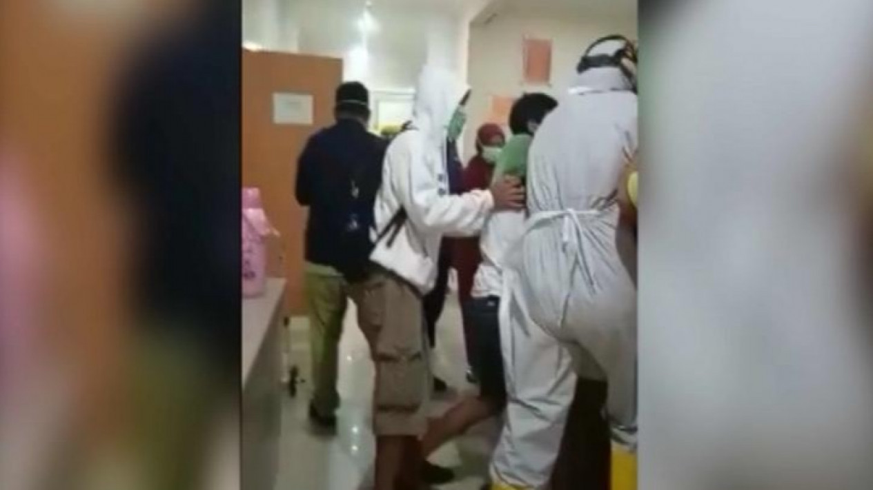 Tolak Pemakaman Covid-19, Keluarga Pasien di Semarang Aniaya Dua Perawat dengan Gunting
            - galeri foto