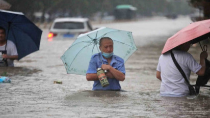 Banjir Mulai Surut di Provinsi Henan Cina, Tim Relawan Masih Evakuasi Korban