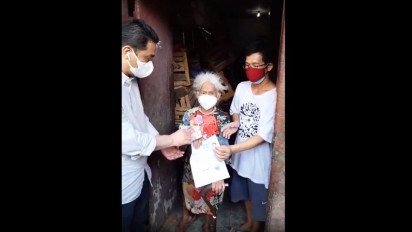 Wagub Jakarta Ikut Serahkan BST ke Warga Glodok