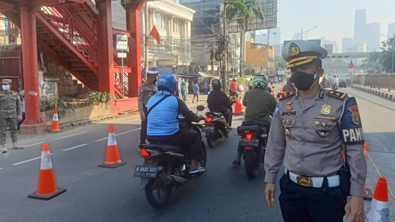 Perpanjangan PPKM level 4, Lalu Lintas di Mampang Tersendat
            - galeri foto