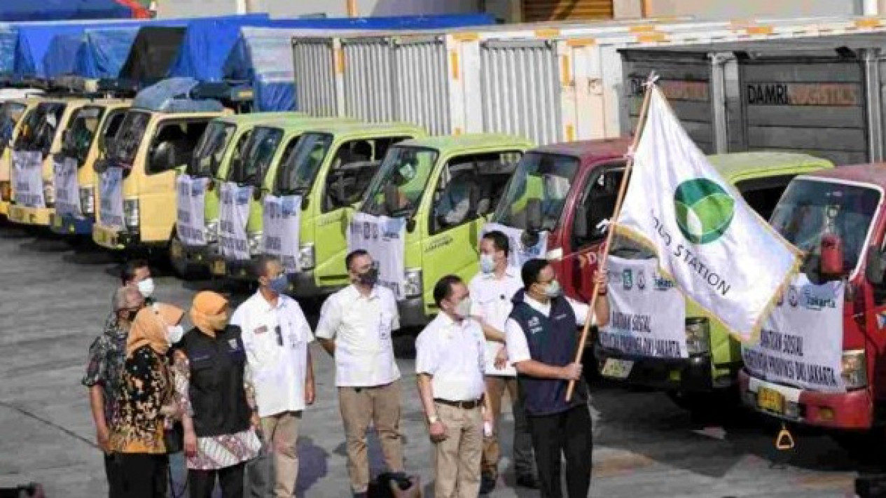 Pemprov DKI Bagikan 5.000 Ton Beras Gratis Untuk Warga
            - galeri foto