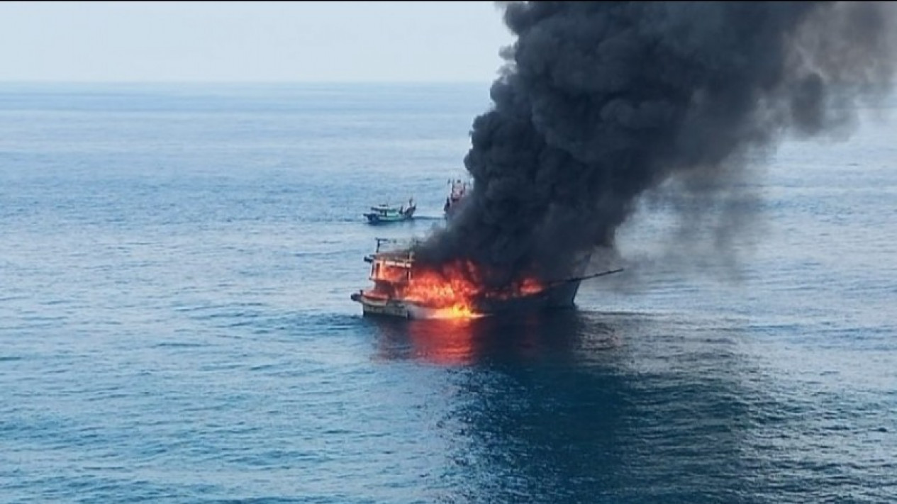 Kapal Nelayan di Perairan Berhala Terbakar, Satu ABK Tewas
            - galeri foto