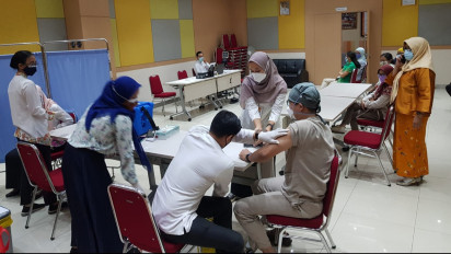 Nakes di RSUD Cempaka Putih Jakarta Terima Vaksin Dosis Ketiga Jenis Moderna