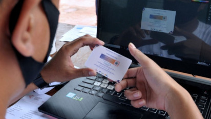 Pemerintah Wacanakan Kartu Vaksin Jadi Syarat Nasional Berkegiatan di Tempat Umum