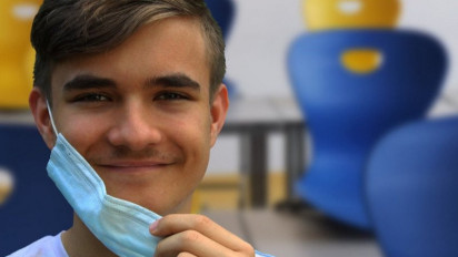 Ingat! Jangan Buka Masker Demi Foto Jika Tak Ingin Kena Corona