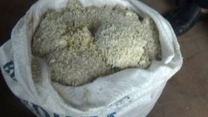 Viral, Beras Bantuan PPKM untuk Warga Pandeglang Menggumpal dan Tidak Layak Konsumsi