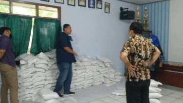 Bulog: Beras Bantuan PPKM Menggumpal Akibat Kehujanan