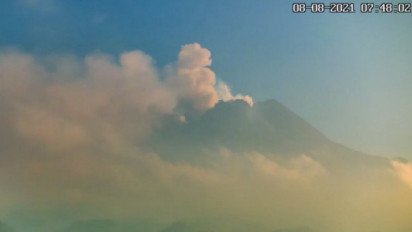 Hujan Abu Mulai Guyur Lereng Gunung Merapi