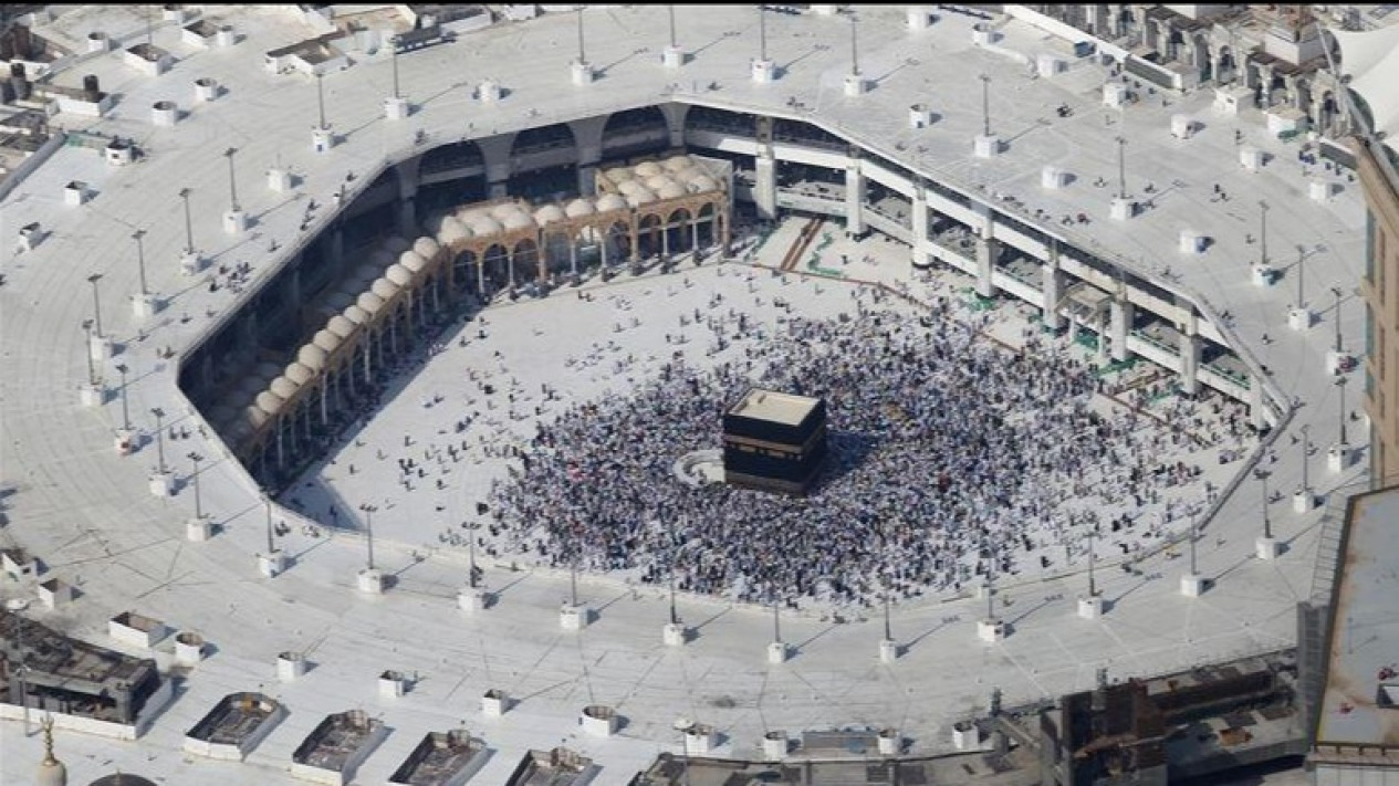 Hari ini Arab Saudi Mulai Izinkan 2 Juta Jemaah Umrah Per Bulan
            - galeri foto
