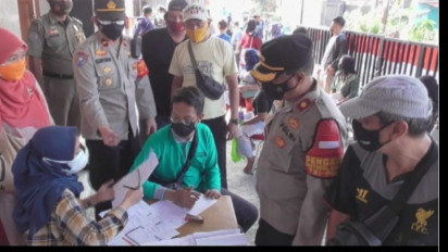 Puluhan Sopir Bajaj Ikuti Program Vaksinasi