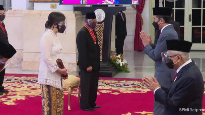 Presiden Anugerahkan Bintang Mahaputera Adipradana Pada Alm. Artidjo Alkostar