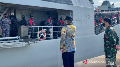 KRI Teluk Bintuni Angkut 185 Ton Bantuan Medis dari Singapura ke Indonesia