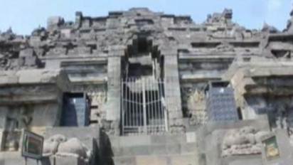 Balai Konservasi Borobudur Bersihkan Abu Gunung Merapi yang Menempel di Candi