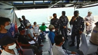 TNI AL Gelar Vaksinasi Covid-19 di Tengah Laut