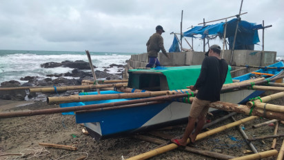 Cuaca Buruk Puluhan Perahu Nelayan di Cianjur Rusak dan Hilang Diterjang Ombak