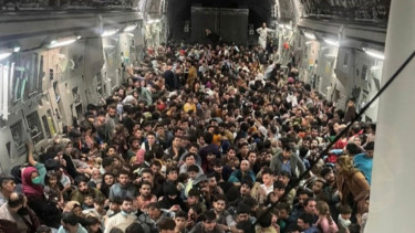Tinggalkan Kabul, Pesawat AS Angkut Ratusan Warga Afghanistan