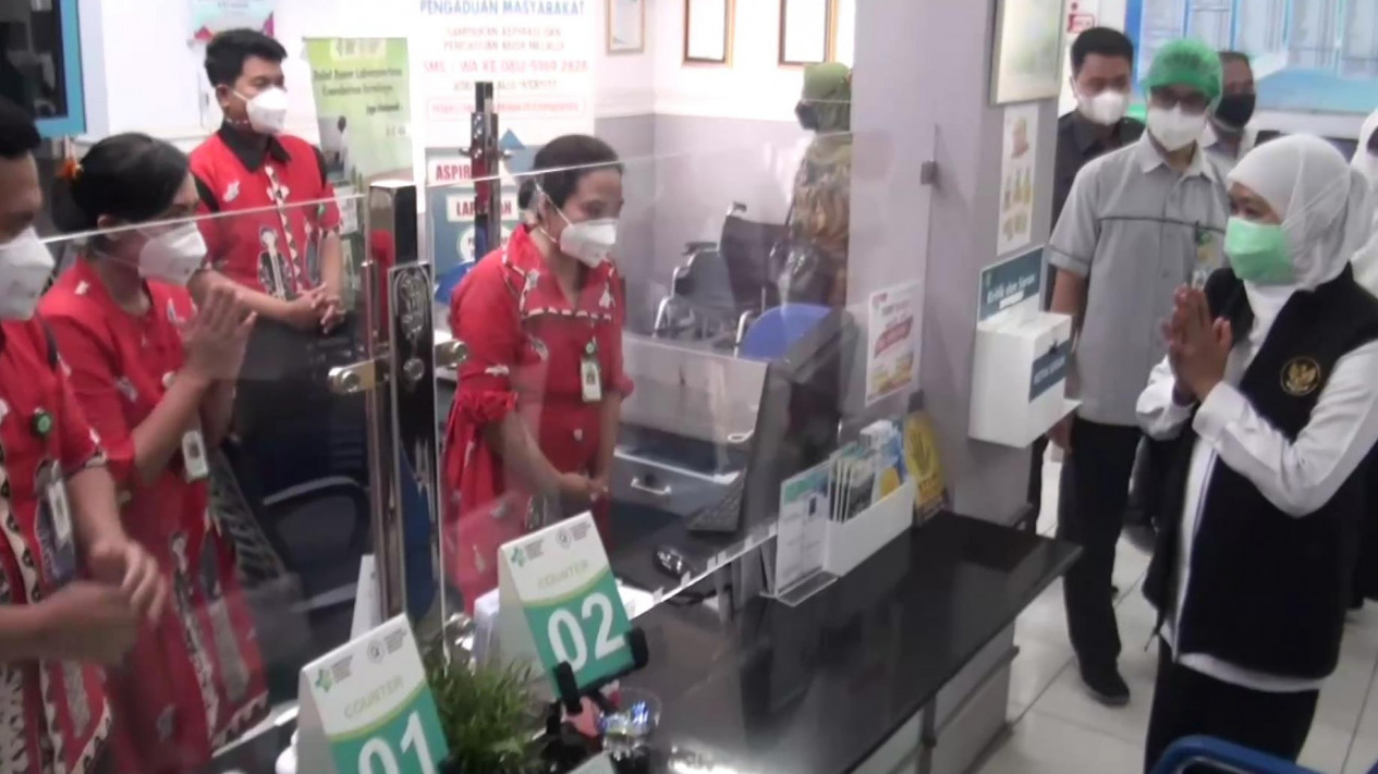 Khofifah Sidak Harga PCR di Surabaya
            - galeri foto